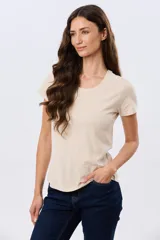 Remera básica de algodón color negro, con cuello redondo y mangas cortas de corte clásico.