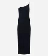 Vestido midi negro ajustado al cuerpo, confeccionado en tejido rib de viscosa. Presenta un diseño asimétrico con un solo hombro descubierto y un bretel con viés contrastante blanco en el escote. Posee un tajo lateral pronunciado.