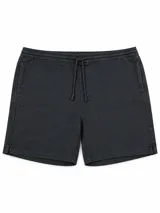 Short de gabardina color negro con efecto lavado, cintura elástica con cordón de ajuste y bolsillos laterales.