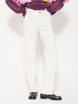 Pantalón de jean de tiro medio, corte recto y color blanco tiza con efecto símil cuero craquelado.