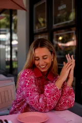 Camisa de manga larga con diseño abullonado, confeccionada en tela bordada con motivos florales. Presenta cierre frontal con botones y puños elásticos.