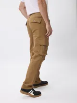 Pantalon cargo de gabardina color negro, con corte regular fit, tiro medio, cierre de boton y cremallera, y bolsillos laterales tipo cargo.