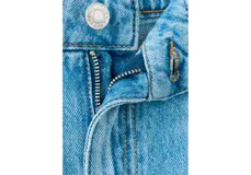 Jeans tiro medio de corte wide leg y diseño amplio en las piernas, en tono azul claro con efecto ligeramente desgastado.