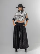 Sweater de tejido de punto con diseño estampado floral en tonos blanco, negro y tostado. Presenta cuello semi polera, mangas cortas hasta el codo con puños anchos y corte holgado.
