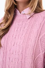 Buzo tejido de punto con diseño de trenzas, color negro, de corte holgado, cuello redondo y mangas largas.