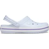 Zuecos Crocs modelo Crocband™ en color lila claro con plataforma blanca y una línea decorativa morada. Presentan el diseño clásico con orificios de ventilación y tira trasera ajustable.