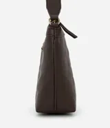 Bandolera femenina confeccionada en material sintético color marrón con efecto embossed, modelo transversal postman con cierre por cremallera, bolsillo externo y asa larga de grosgrain.