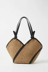 Bolso shopper tejido en tono camel con detalles de costuras y asas de hombro en color negro, de diseño estructurado.