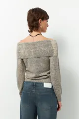 Sweater strapless con estampado animal print.