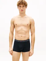 Pack de tres calzoncillos tipo trunk de Tommy Hilfiger, confeccionados en algodón elástico. Presentan cintura elástica con el logo de la marca y la bandera distintiva estampada.