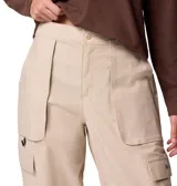Pantalón cargo de corte holgado en color beige, con cintura de tiro medio, múltiples bolsillos laterales tipo cargo y bolsillos frontales. Presenta un diseño funcional con anillo en D y puños ajustables en los tobillos.
