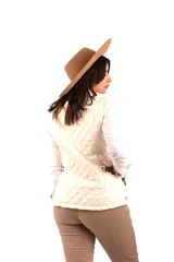 Chaleco capitoneado color rosa claro, con cuello alto, cierre frontal con botones a presión y logo bordado en el pecho.