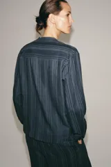 Camisa ZW Collection confeccionada en hilatura con mezcla de algodón, de color azul oscuro con diseño de rayas verticales. Presenta escote en pico, manga larga y cierre frontal cruzado con alamares a tono.