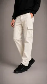 Pantalón cargo de gabardina en color beige, con corte recto, bolsillos laterales con solapa y cierre frontal con botón y cremallera.