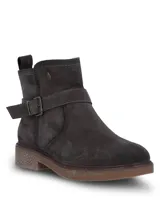 Bota corta de descarne color gris, con diseño de caña baja y detalle de tira con hebilla metálica lateral. Cuenta con suela de goma texturizada y cierre lateral para un ajuste cómodo.