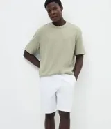 Bermuda masculina de corte slim confeccionada en sarga de algodón. Presenta un diseño de sastrería con cintura con trabillas, cierre tradicional y bolsillos laterales y traseros.
