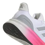 Championes de running Adidas Ultrarun 5, con exterior de malla blanca y mediasuela con degradado de color rosa a amarillo. Presentan las tres tiras características en gris y suela de goma negra.