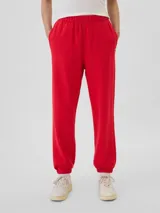 Pantalón deportivo de corte holgado con cintura elástica y puños acanalados en los tobillos.