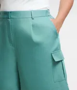 Bermuda de sastrería verde menta, con cintura elástica en la espalda y bolsillos cargo laterales.