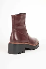 Bota de cuero color marrón con suela track y taco cuadrado acanalado.