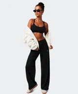 Pantalón Fabletics de pierna ancha y corte holgado color negro, confeccionado en suave tejido Cloud Jersey. Cuenta con cintura elástica con cordón ajustable y bolsillos laterales.