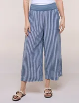 Pantalón palazzo crop a rayas azules y blancas, con tiro alto, pretina ancha de crochet elástico y bolsillos frontales de parche.