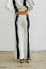 Pantalón de punto tejido a rayas verticales en blanco y negro, de corte recto y tiro alto.