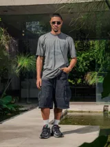 Remera de jersey con efecto teñido, color marrón, de corte holgado y cuello redondo. Presenta un estampado frontal con texto en tonos más oscuros.