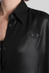 Camisa de mujer Diesel modelo C-Simplier, de manga larga y cierre frontal con botones, confeccionada en poliéster técnico con acabado brillante efecto cuero. Cuenta con bajo trasero alargado y logo Oval D bordado en el pecho.