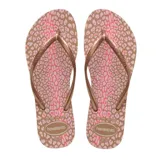 Sandalias tipo ojotas Havaianas modelo Slim Animals, con estampado de animal print en tonos rosados y marrones. Presentan tiras finas en color dorado con acabado metalizado.