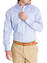 Camisa de manga larga RKF modelo Easyitsolid, color celeste, de popelina 100% algodón con calce regular. Cuenta con cuello italiano, cierre frontal de botones y un bolsillo en el pecho con el logo bordado.