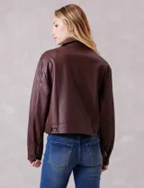 Campera de eco cuero color bordó, con cuello camisero, cierre frontal metálico y bolsillos laterales. Presenta un diseño de corte recto y forro interno a tono.