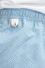 Short de baño de corte clásico con estampado geométrico en tonos azul claro y blanco. Cuenta con cintura elástica con cordón ajustable.