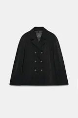 Blazer cruzado Zara de color negro, con cuello de solapa, manga larga y bolsillos laterales ocultos en la costura. Cuenta con cierre frontal de botones.