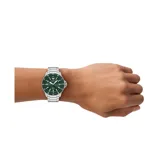 Reloj Emporio Armani Word Explorer de 42 mm con movimiento solar, caja plateada de acero inoxidable, esfera verde con agujas plateadas luminiscentes, bisel giratorio verde con marcadores de minutos, cristal mineral y brazalete de acero inoxidable plateado con cierre desplegable. Resistente al agua hasta 100 metros.