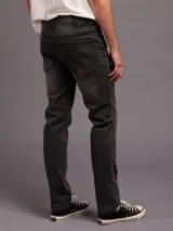 Jean de corte recto en color gris oscuro con efecto lavado, confeccionado en denim resistente, con diseño clásico de cinco bolsillos y cierre frontal con botón y cremallera.