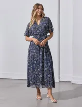 Vestido largo con estampado floral multicolor, escote en V cruzado, cintura elastizada con lazo de ajuste y forro interno. Marca Sandra Darren.