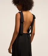 Vestido midi sin mangas de crepé negro, con escote redondo, espalda abierta con tiras cruzadas y tajo lateral en la falda.