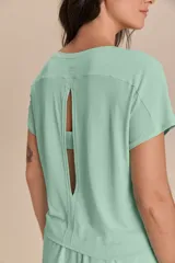 Remera deportiva verde militar de calce suelto, con mangas cortas, sisas desplazadas y abertura en la espalda. Confeccionada en tejido liviano y respirable con tecnología Quick Dry y Easy Care.