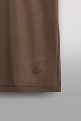 Remera de algodón con cuello redondo y mangas cortas, de corte regular. Presenta un pequeño logo en relieve en el bajo.