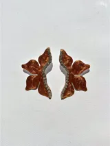 Par de aros dorados con forma de media flor, con detalle de strass negro y gancho de acero quirúrgico.