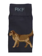 Medias de caña media color azul marino con estampado de perro golden retriever, talón en contraste gris claro y logo RKF en el puño.