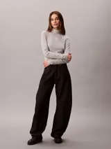 Top de manga larga Calvin Klein color gris melange, con diseño ajustado de corte slim fit, cuello tortuga y pequeño logo bordado en el pecho.