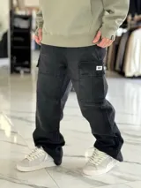 Pantalón cargo de jean gris con efecto acid wash, corte baggy y bolsillos laterales en las piernas.