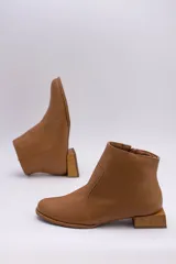 Botín de cuero dorado con punta fina y taco bajo cuadrado de madera.