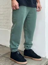 Pantalón de jogging verde de felpa con puños elásticos.
