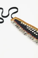 Cinturón tipo faja con base de cuero sintético color marrón, decorado con monedas plateadas y flor de tela negra.