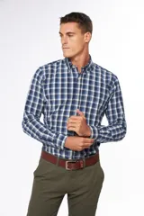 Camisa de hombre a cuadros azules y blancos, de manga larga, con cuello abotonado y corte regular.