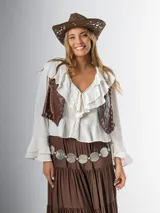 Cinto dorado de metal con eslabones y monedas circulares texturizadas.