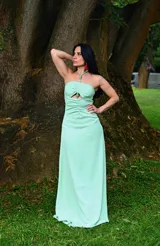 Vestido largo color verde agua, strapless, con frunce central y abertura en el abdomen.